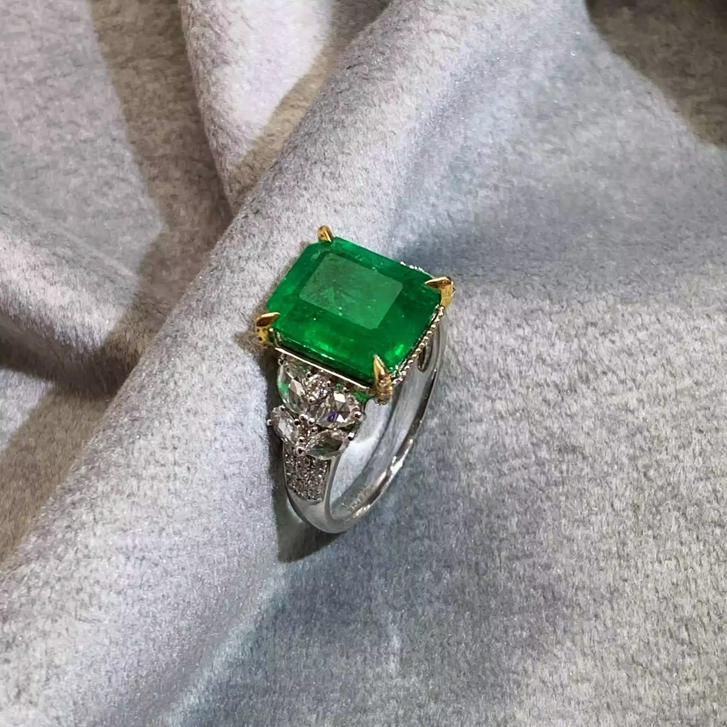 Engagement Ring 18K Gold 4.5ct Natural Zambian Emerald Ring