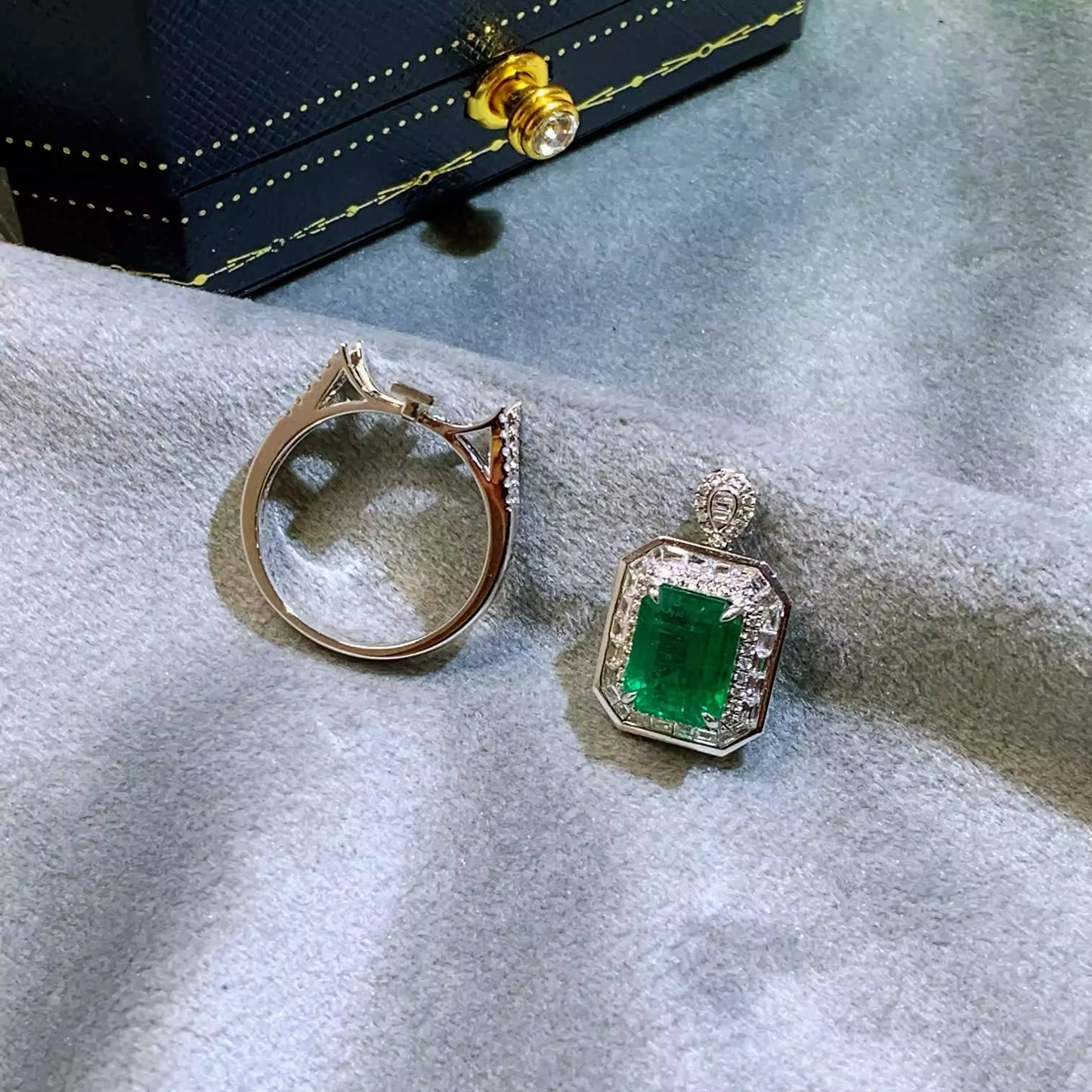 Engagement Ring 18K Gold 2.5ct Natural Emerald Ring